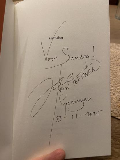 De binnenkant waar staat “Voor Sandra! Joke van Leeuwen Groningen”