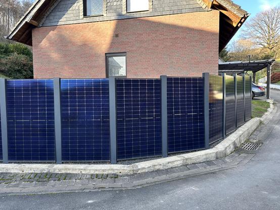 Ein Grundstückszaun, der ca. 189 cm hohe Photovoltaik Module integriert hat.