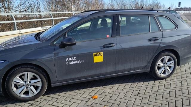 grauer Leihwagen mit gelben Logo