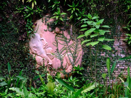 Elefantenrelief aus Stein im Dschungel