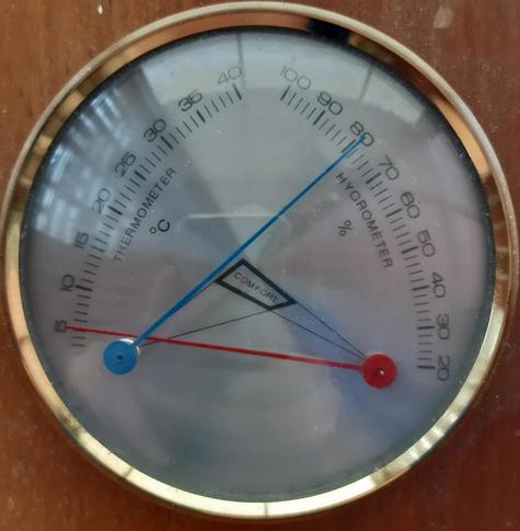 Ein analoges Hygrometer/Thermometer Kombiinstrument zeigt 3° und 80% Luftfeuchte an.