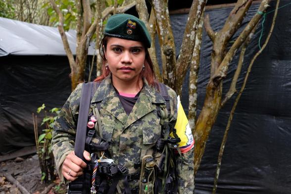 Jennifer, una guerrillera de las FARC de 32 años, vestida y armada con equipo de combate completo, durante su rutina diaria en un campamento de desmovilización el 19 de enero de 2017 en Vereda La Elvira, Colombia. Jennifer se unió al movimiento guerrillero cuando tenía 16 años. (Kaveh Kazemi- Getty Images)