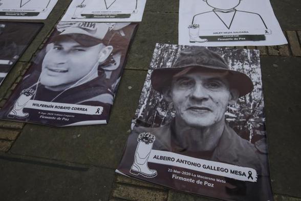 Un grupo de exguerrilleros de las extintas FARC, firmantes del acuerdo de paz, vestidos con botas blancas, solicitan garantías al Gobierno colombiano y denuncian que más de 300 firmantes del acuerdo y sus familias han sido asesinados desde 2016. Con botas de goma, similares a las que caracterizan a los guerrilleros de la sierra y la selva, pero blancas como símbolo de paz, recorrieron el centro de la ciudad, donde dejaron retratos y carteles en memoria de los 307 firmantes asesinados desde la firma del acuerdo de paz el 24 de noviembre de 2016. (Anadolu Agency via Getty Images)
