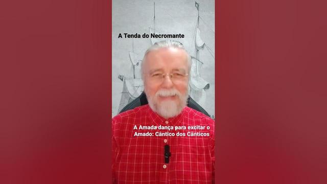 Osvaldo, um homem velho, está sorrindo para a câmera. Atrás dele há uma parede branca com desenho de um navio à vela. Ele está vestindo uma camisa de xadrez vermelha.

Texto na imagem:
"A Tenda do Necromante"
"A Amada dança para excitar o Amado: Cântico dos Cânticos"