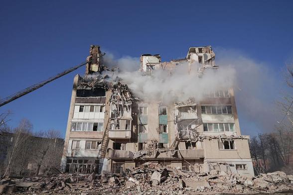 Un edificio residencial, destruido tras un ataque con misiles y drones rusos contra la ciudad el 19 de noviembre de 2025 en Ternopil, Ucrania. (Andriy Bodak / Suspilne Ukraine / JSC "UA:PBC" /Global Images Ukraine via Getty Images)