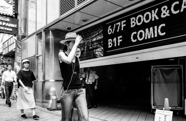Dona amb samarreta i barret de palla als carrers de Shinjuku.