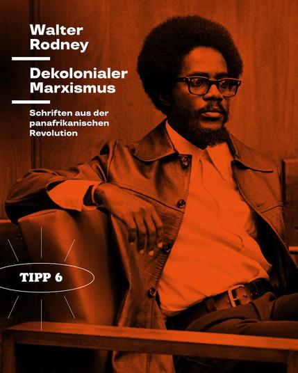 Porträt von Walter Rodney, auf dem der Titel unseres Theorie-Bandes steht: »Walter Rodney: Dekolonialer Marxismus. Schriften aus der panafrikanischen Revolution«. Weiter unten im Bild ist ein Button mit Text: »Tipp 6«. Foto: Walter Rodney Foundation