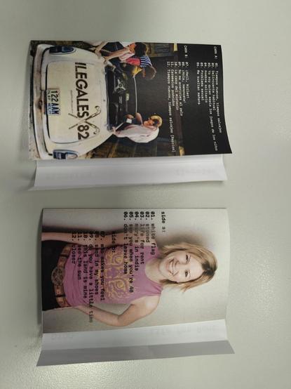 Carátulas de los cassettes de Ilegales y de Dido vistas por la parte de la contraportada, recién salidas de la "imprenta".