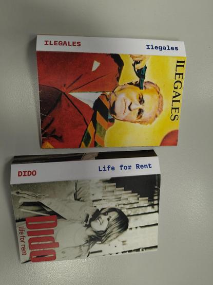 Carátulas de los cassettes de Ilegales y de Dido vistas por la parte de la portada, recién salidas de la "imprenta".