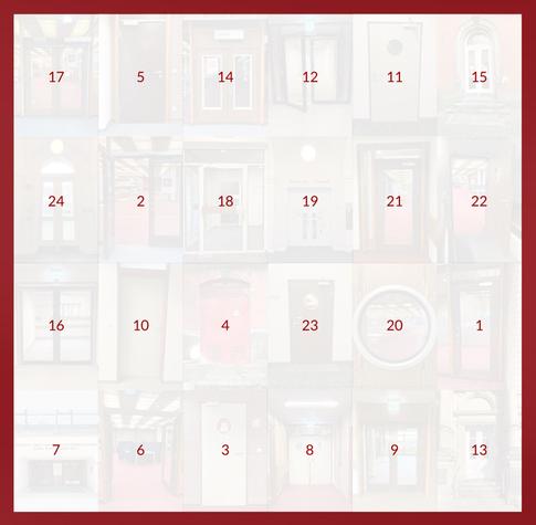 Ein Adventskalender bestehend aus einem Raster aus 24 verschiedenen Türen, die jeweils nummeriert sind und verschiedene Stile und Designs präsentieren. Der Hintergrund ist hell, was die Sichtbarkeit verbessert.