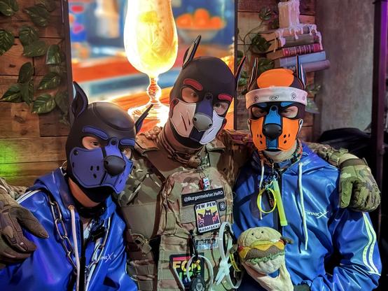 HeRO at Puppies Bremen Stammtisch; To his left Aki; To his right Blue; Both wearing their blue vegan leather outfits