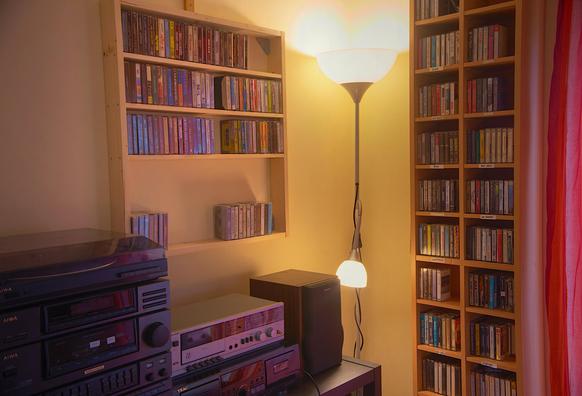 Foto del estante colocado junto a otro, tengo muchas cintas!