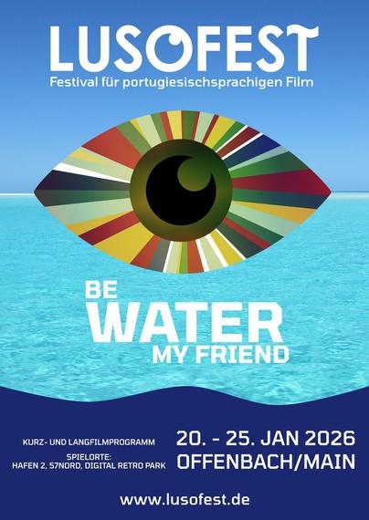 Oben in weiß das LusOFest-Logo vor blauem Himmel. In der Mitte, das LusOFest Augen-Symbol von dessen Iris bunte Strahlen abgehen. Es liegt auf der Horizontlinie. In der unteren Hälfte steht in weißen Lettern das Motto 'Be Water my Friend. Darunter das Datum 20. - 25. Januar 2026 und die Spielorte Hafen 2, Digital Retro Park, und 57Nord.