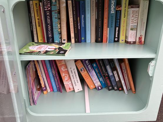 Binnenkant van de bieb met “eten, bidden, beminnen” in het Nederlands en het Engels, essentieel om een nieuwe bieb tot leven te wekken