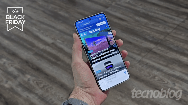 <div class="widget-produto">
            <div class="oferta ">
            <div class="widget-header">
                                    <div class="imagem">
                        <a class="title tb-block-link" href="https://tecno.click/pjg" rel="sponsored nofollow" target="_blank"><img src="https://files.tecnoblog.net/wp-content/uploads/2025/11/galaxy-s24-black-friday-1060x596.png" /></a>
                    </div>
                
                <div class="widget-info-container">
                    <div class="widget-info">
                        <a class="title tb-block-link" href="https://tecno.click/pjg" rel="sponsored nofollow" target="_blank">Samsung Galaxy S24 (256 GB)</a>
                        <a class="price tb-block-link" href="https://tecno.click/pjg" rel="sponsored nofollow" target="_blank">R$ 2.498,89</a>
                    </div>
                                            <div class="discount"><s>R$ 6.499</s><b>62% OFF</b></div>
                                    </div>

                                    <hr class="tb-divider" />

                    <div class="pros-cons">
                        <div class="pros">
                            <span>Prós</span>
                            <ul>
                                                                        <li>Tela LTPO AMOLED Dinâmico com taxa de até 120 Hz</li>
                                                                            <li>Câmera principal de 50 MP</li>
                