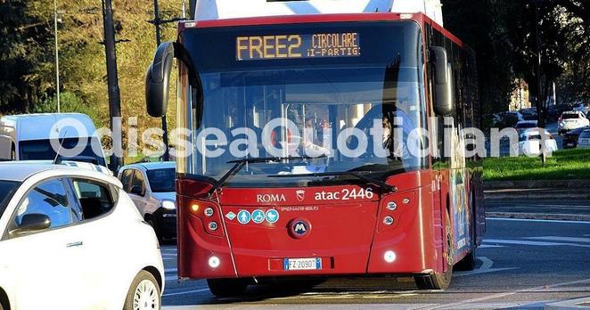 Una delle linee gratuite attive a Roma per lo shopping natalizio 2025, con collegamenti tra parcheggi e Centro