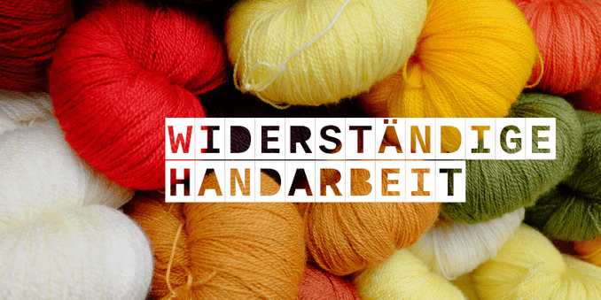 „Wool“ von mripp ist lizenziert unter CC BY 2.0. Zu sehen ist ein Haufen mit Wolle und Garn mit der Serien-Überschrift "Widerständige Handarbeit".