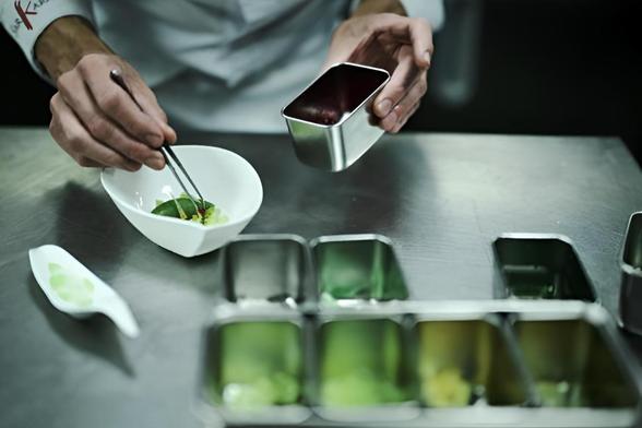 Un chef emplatando con cuidado y atención al detalle una comida gourmet (Getty Images)