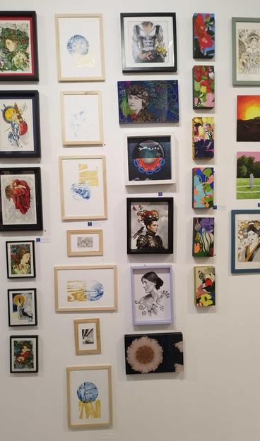 Exposition artistique collective où sont présentés de très nombreux petits formats, peintures, photographie, dessin, aquarelle... à Tours à la Galerie les Couleurs et les Sons du 18 novembre au 21 décembre 2025.