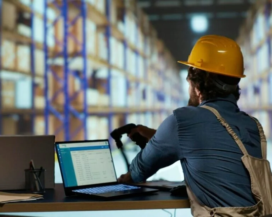 Obrero computadora en fabrica