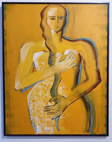 Gemälde
In Gelbtönen gemalte Frau. Sie trägt ein schulterfreies Kleid, ihr langes Haar ist auf der Seite zusammengedreht, nach unten sieht es immer mehr wie eine Schlange aus.