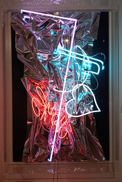 Eine großformatige Installation mit Neonröhren, Metallfolie, Acrylglas