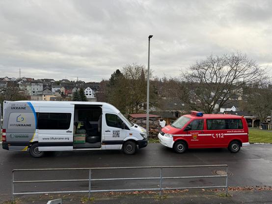 Unser Lift-Transporter nebden dem (viel kleineren) Feuerwehrtransporter der Feuerwehr Altendietz