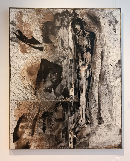 Abstraktes Gemälde in Grau- und Brauntönen
Man ahnt auf der rechten Seite eine menschliche stehende Figur