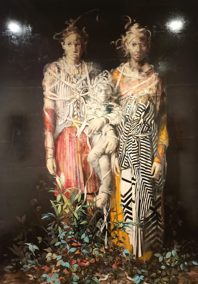 Großformatiges Gemälde
Vor einem dunklen Hintergrund 2 stehende Frauen, die ein in weiße Stoffstreifen gewickeltes Kind zwischen sich tragen