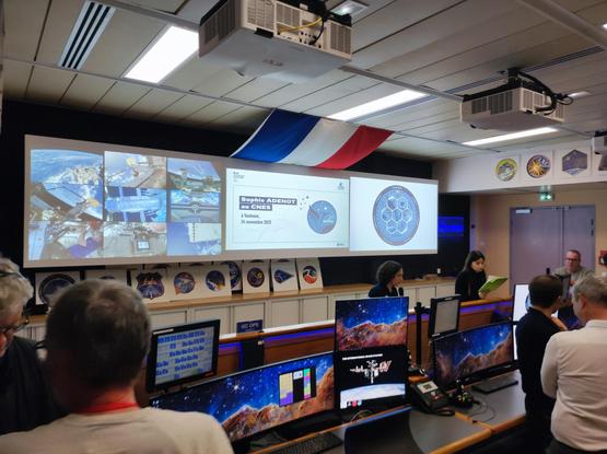 Dans la salle des opérations du CADMOS   (Centre d'Aide au Développement des Activités en Micropesanteur et des Opérations Spatiales) du CNES