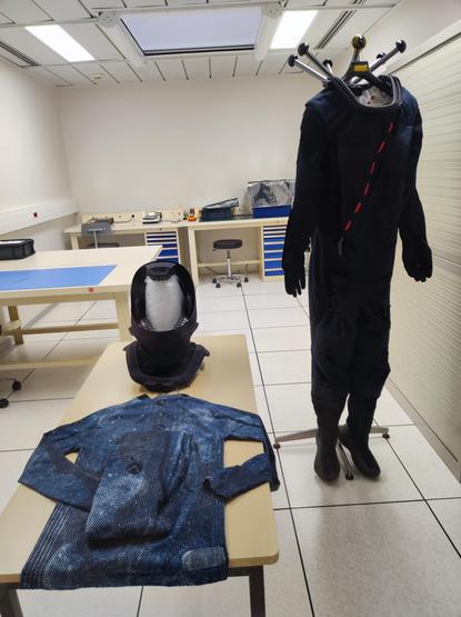 La combinaison intravéhiculaire Eurosuit développée par le CNES, Spartan Space et Decathlon