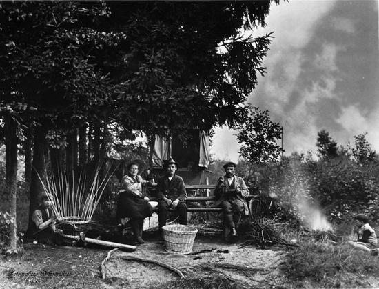 August Sander - Allemagne - 1931, photo en n&b, famille tzigane en train de fabriquer des paniers devant leur roulotte