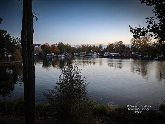Bank vegetation and boats on the Berlin–Spandau Ship Canal in the Westhafen (west harbor) area of Berlin, October 2025, © Stefan F. Wirth