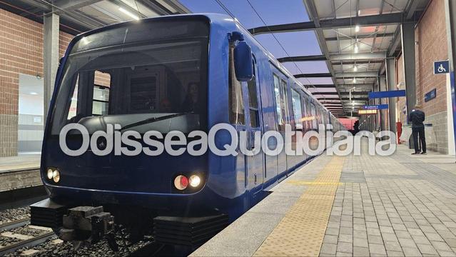 Treno della Roma-Lido che al momento è ferma per un guasto dovuta alla caduta di un fulmine