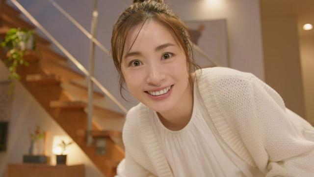 上戸彩、クリスマスに欲しい意外なものとは？　「明治Wのスキンケアヨーグルト」新CM「風呂上がり女子篇」＋インタビュー