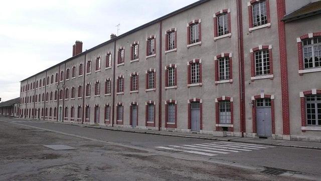Caserne Gudin à #Montargis (#Loiret) La caserne Gudin est un exemple particulièrement représentatif des très nombreuses casernes érigées dans les années 1875-1880, sur un plan-type édicté en 1874, dans le cadre...
Suite 👉 https://monumentum.fr/monument-historique/pa45000055/montargis-caserne-gudin
#Patrimoine #MonumentHistorique
Photo CC-BY-SA 4.0 : Gzen92