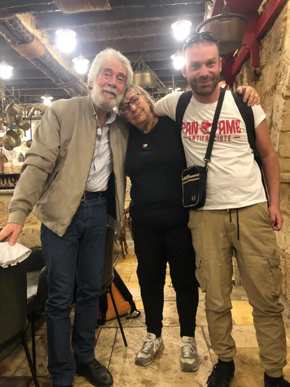 Jonathan pose avec Georges Ibrahim Abdallah et Sarah Katz