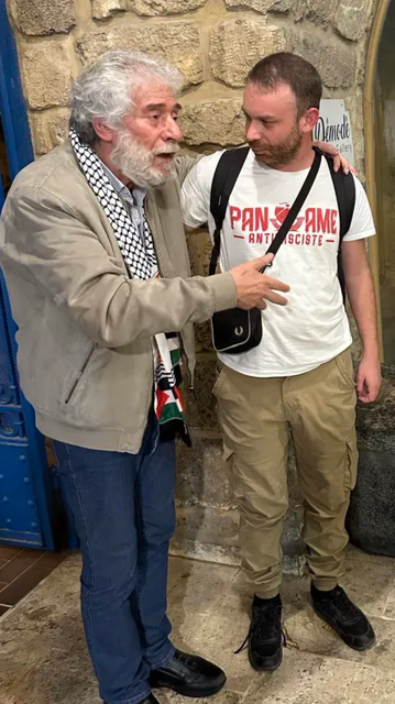 Georges en pleine discussion avec Jonathan