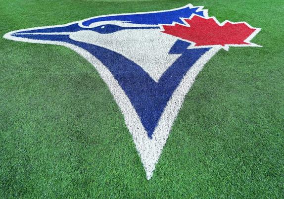 Blue Jays logo on display at Japan boxing match, without apparent MLB sign-off