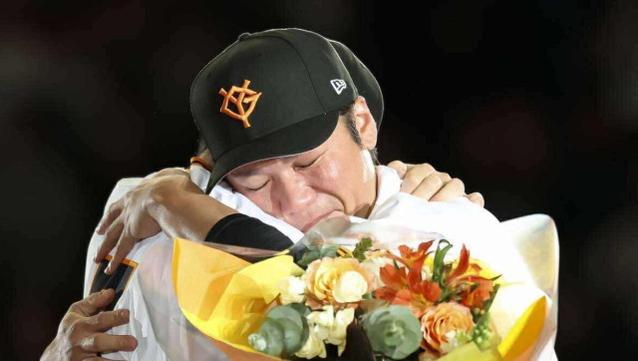 「こんな坂本初めて見た…」長野久義引退セレモニーで坂本勇人が感動の花束贈呈　“サカチョー”名シーンにファンも涙