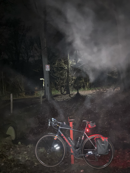 Gravel Rad im Dunkeln mit Nebel