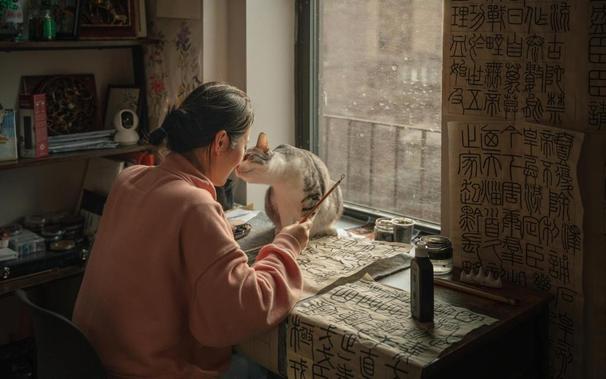 cozy calligraphy session in new york apartment
