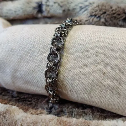 Bracelet en maille, entièrement en acier inoxydable, dont le motif comporte de gros anneaux faciles à faire rouler.
