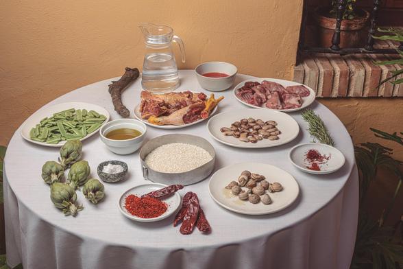 Ingredientes de la paella sobre una mesa.