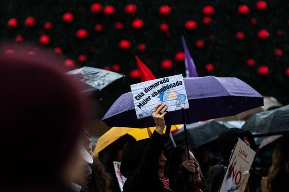 Pancartas de trabajadoras de la red contra la violencia de género de Madrid, en la Puerta del Sol, el 25 de noviembre de 2024.