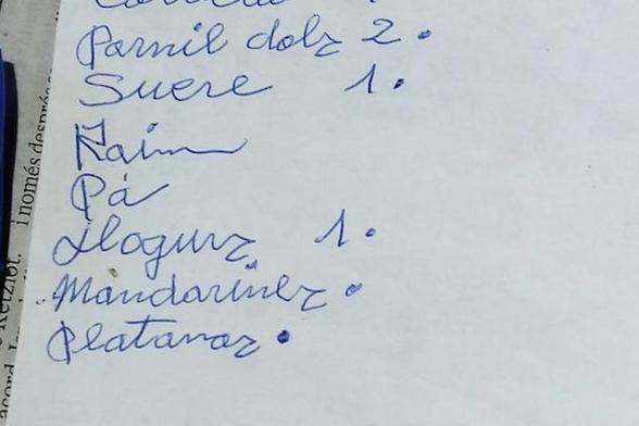 La lista de la compra escrita a mano por una madre de 90 años que ha conquistado a miles de usuarios en X. (X)