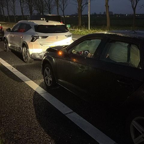 Twee van de betrokken voertuigen op de A7 bij Purmerend-Noord. De airbags zijn uit.