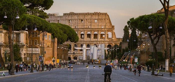 via dei Fori Imperiali con sullo sfondo il Colosseo