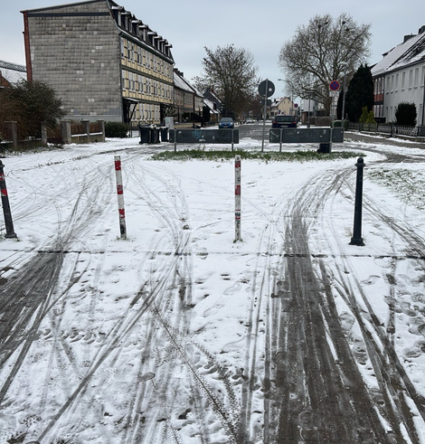 Hoyersburger Straße in Salzwedel mit Fahrradspuren im Schnee