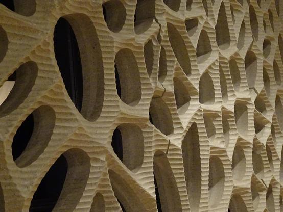 Der Innenraum der Elbphilharmonie ist mit unzähligen Kacheln ausgestattet, die alle unterschiedlich sind. Sie sind so gestaltet, dass die Akustik optimal ist.